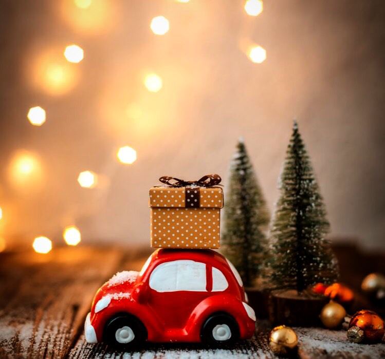 Радость, доставляемая нами другим, прекрасна тем, что она не бледнеет, как всякое другое...