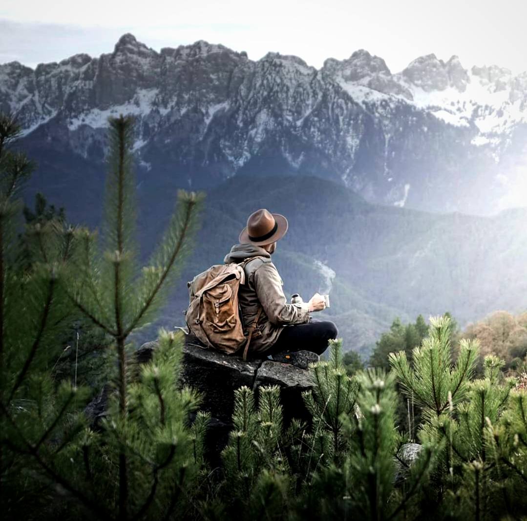 Весь огромный мир кругом меня, надо мной и подо мной полон неизвестных тайн