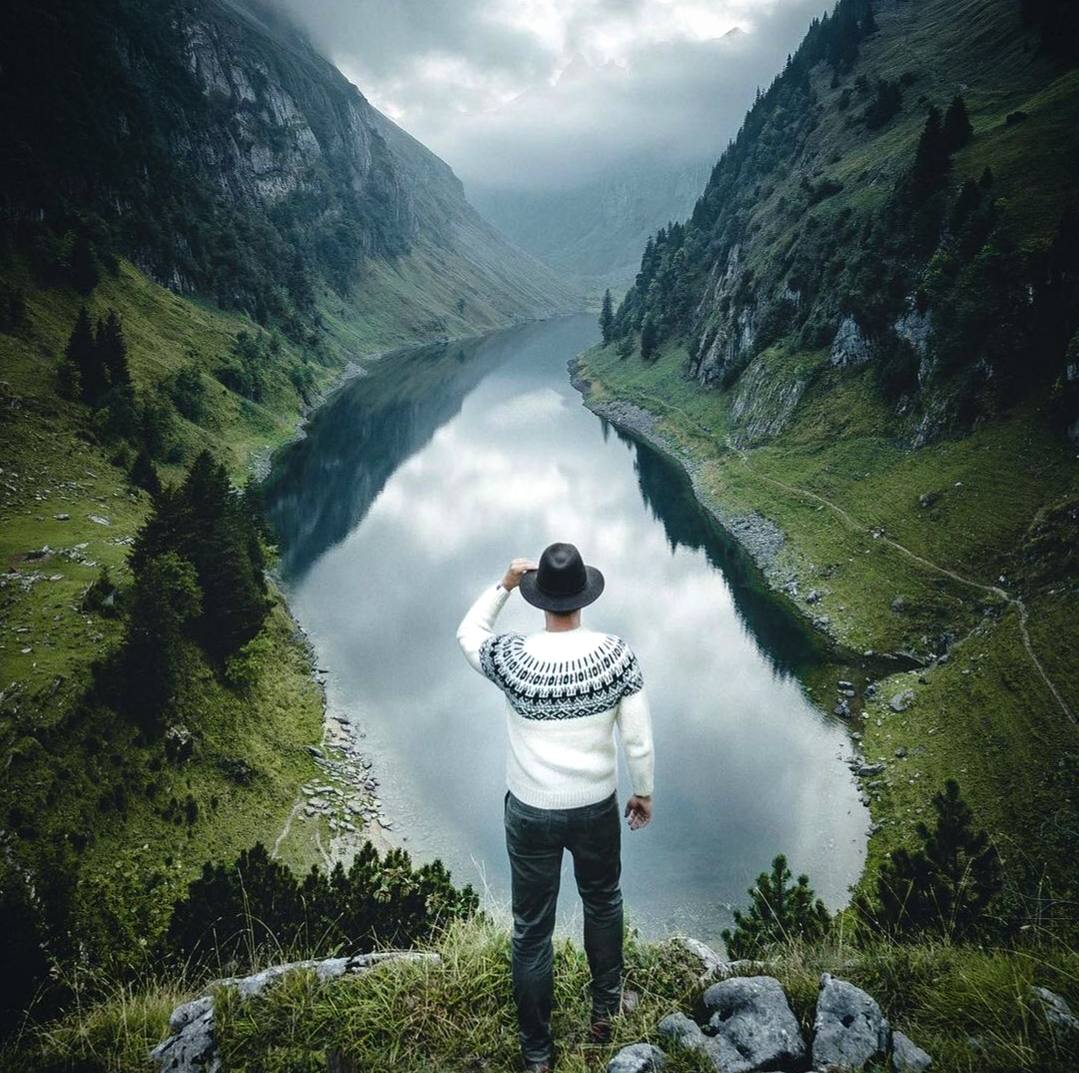 Каждую секунду он вдыхал, запах травы, прохладный воздух на его лице, были драгоценностью