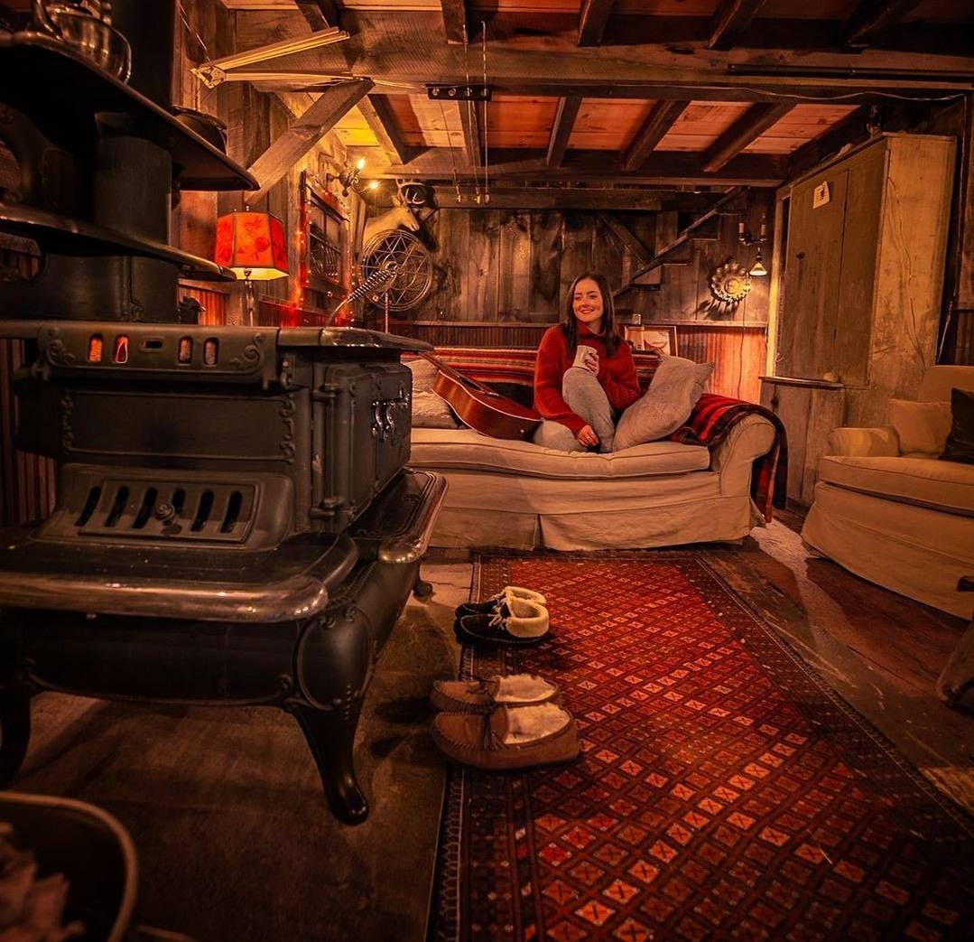 Дом защищает мечтателя: дома, которые нам дороги, — это те, в которых мы можем грезить в тишине.