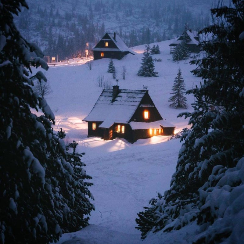 За каждым окном своя — особенная атмосфера.