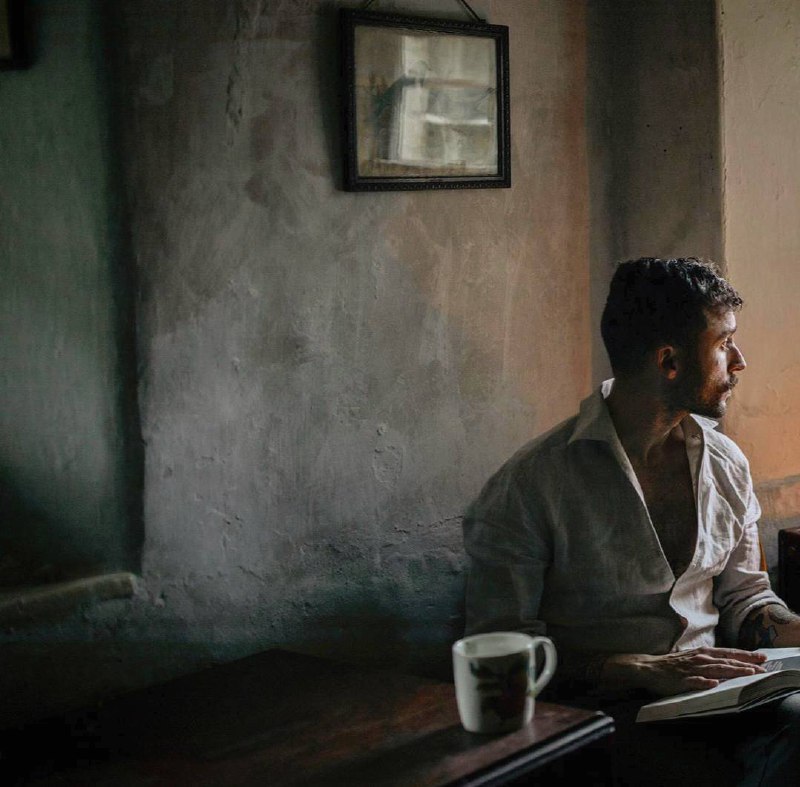 Проблема этого мира в том, что глупцы и фанатики слишком уверены в себе, а умные люди полны...